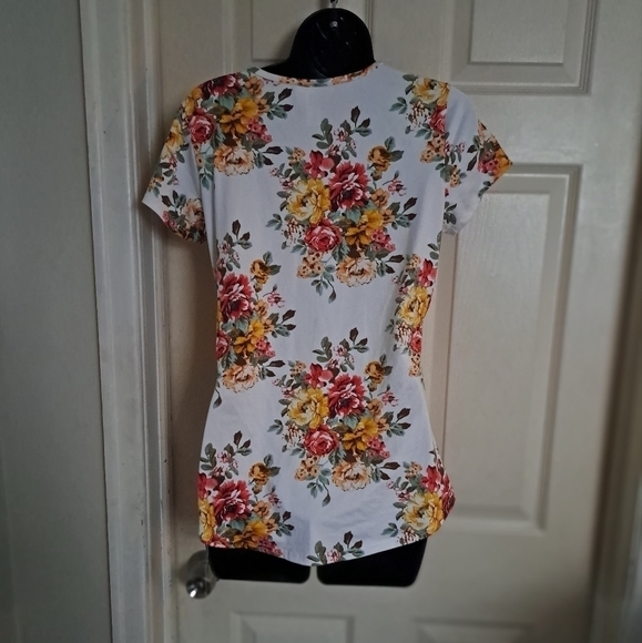 Just be criss cross floral  T-shirt size small - Picture 2 of 3